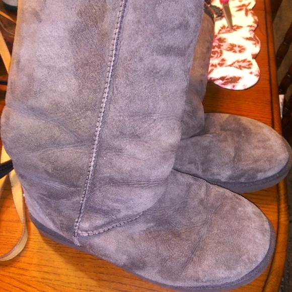 UGG boots - Picture 1 of 6